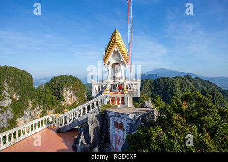 Le Tiger Cave Temple ou Wat Tham Suea est un temple bouddhiste près de la ville de Krabi à Krabi, Thaïlande. Un site sacré, il est connu pour le Tiger Paw prints dans Banque D'Images