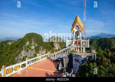 Le Tiger Cave Temple ou Wat Tham Suea est un temple bouddhiste près de la ville de Krabi à Krabi, Thaïlande. Un site sacré, il est connu pour le Tiger Paw prints dans Banque D'Images