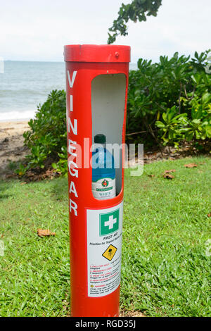 Les premiers secours bouteille de vinaigre pour traitement médicamenteux des Cuboméduse pique,Trinity Beach, Cairns Plages du Nord, Extrême Nord du Queensland, FNQ, FL, Us Banque D'Images