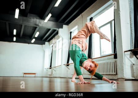 Yoga coach professionnel aux cheveux rouges se sentir impliqués Banque D'Images