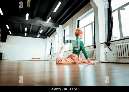 Professeur de yoga professionnel aux cheveux rouges à la porté Banque D'Images