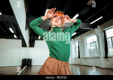 Rousse jeune chorégraphe professionnel avec un miroir lumineux posing Banque D'Images