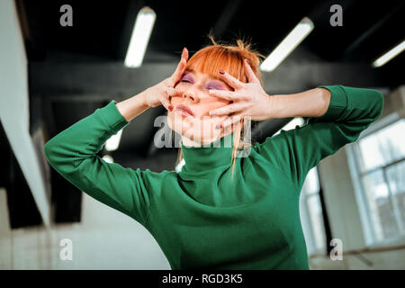 Red-haired chorégraphe professionnel avec cheveux bun artistique à Banque D'Images