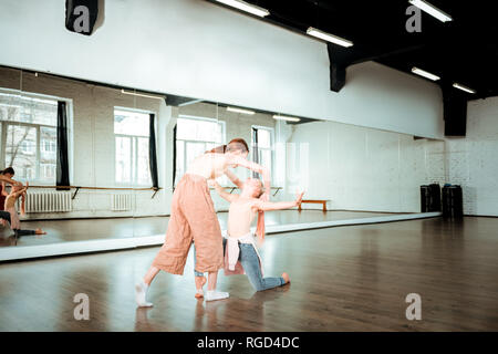 Deux étudiants d'une école de danse en vêtements de sport léger à occupé Banque D'Images