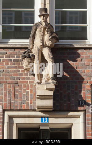 Sculpture en grès, de la production légumière, négociant en Vierländer Tracht, Altstädter Hof, Kontorhausviertel, Hambourg, Allemagne, Europe, j'Sandsteinskulptur , Banque D'Images