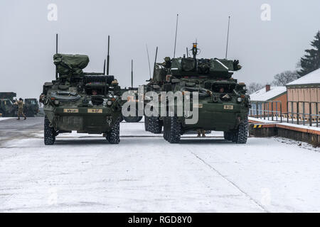 Soldats affectés au premier escadron, Deuxième régiment de cavalerie de Vilseck, l'Allemagne, sont l'entretien de leur véhicule à la zone d'entraînement militaire de Baumholder motor pool, Camp Aulenbach, Baumholder, Allemagne le 25 , 2019. Le 24 janvier l'unité avait couvert 450 kilomètres en une route à partir de mars à Vilseck Baumholder (U.S. Photo de l'armée par Erich Backes). Banque D'Images