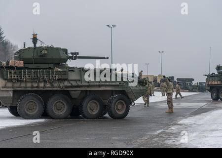 Soldats affectés au premier escadron, Deuxième régiment de cavalerie de Vilseck, l'Allemagne, sont l'entretien de leur véhicule à la zone d'entraînement militaire de Baumholder motor pool, Camp Aulenbach, Baumholder, Allemagne le 25 , 2019. Le 24 janvier l'unité avait couvert 450 kilomètres en une route à partir de mars à Vilseck Baumholder (U.S. Photo de l'armée par Erich Backes). Banque D'Images