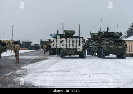 Soldats affectés au premier escadron, Deuxième régiment de cavalerie de Vilseck, l'Allemagne, sont l'entretien de leur véhicule à la zone d'entraînement militaire de Baumholder motor pool, Camp Aulenbach, Baumholder, Allemagne le 25 , 2019. Le 24 janvier l'unité avait couvert 450 kilomètres en une route à partir de mars à Vilseck Baumholder (U.S. Photo de l'armée par Erich Backes). Banque D'Images