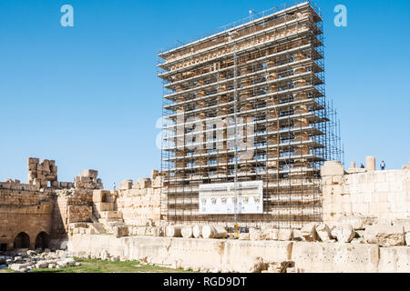 Temple de Jupiter les colonnes corinthiennes en cours de restauration, les ruines romaines de Baalbek, au Liban Banque D'Images