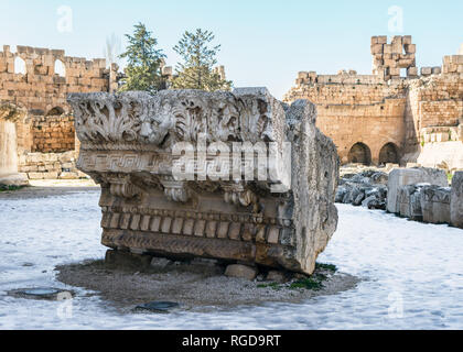 Corniche ornée d'une chute de la tête de lion gargouille sur sol couvert de neige, Héliopolis vestiges romains, de Baalbek, au Liban Banque D'Images