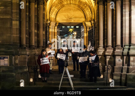 Strasbourg, France - 13 décembre 2018 : Groupe de personnes âgées manifestation silencieuse contre le terrorisme à l'avant de la décoration de Noël Eglise protestante du Temple Neuf Strasbourg church Banque D'Images