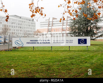 Strasbourg, France - Dec 14, 2018 : Présidence de la Finlande bannière en avant du bâtiment du Conseil de l'Europe Banque D'Images
