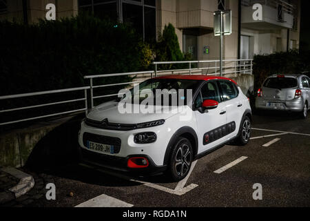 STRASBOURG, FRANCE - OCT 28, 2018 : Nouveau livre blanc Citroen Cactus en stationnement sur une rue française au crépuscule Banque D'Images