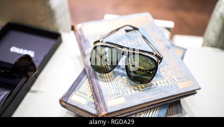 STRASBOURG, FRANCE - OCT 28, 2018 : luxe Gucci lunettes de vieux livre sur une table de salon Banque D'Images