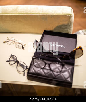 STRASBOURG, FRANCE - OCT 28, 2018 : Chanel luxe multiples, Persol et lunettes Gucci Chanel cadres dans une boîte postale à l'office de l'opticien optométriste Banque D'Images