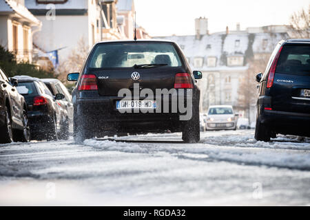 Strasbourg, France - Dec 18, 2018 Gros plan : low angle view avec téléobjectif du Français Rue Daniel Hirtz rue avec des bâtiments haussmanniens et les conducteurs de voitures sur la route enneigée Banque D'Images