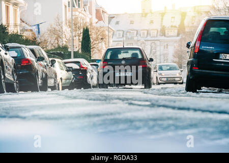 Strasbourg, France - Dec 18, 2018 : vue arrière de voiture Volskwagen la conduite sur route enneigée sur French street Rue Daniel Hirtz rue avec des bâtiments haussmanniens en arrière-plan Banque D'Images