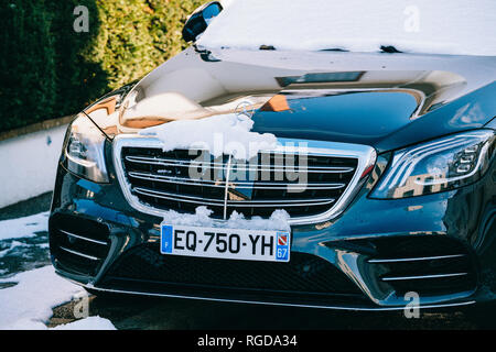 Strasbourg, France - Dec 18, 2018 : vue avant du luxe Mercedes-Benz S class stationnée sur la rue ion une froide journée d'hiver couverte de neige Banque D'Images