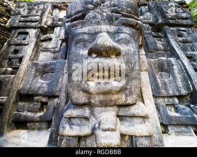 L'Amérique centrale, le Belize, péninsule du Yucatan, à nouveau, de la rivière, Lamanai Lamanai, ruine Maya Temple masque Banque D'Images