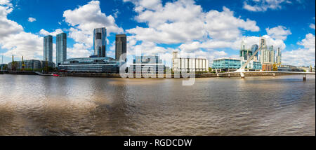 Argentine, Buenos Aires, Puerto Madero, Dock Süd mit Puente de la Mujer, Brücke der Frauen Banque D'Images