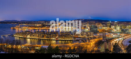 Oslo Norvège Scandinavie, panorama vue aérienne de nuit sur les toits de la ville au quartier des affaires et projet Bercode Banque D'Images