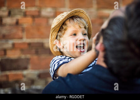 Portrait of laughing toddler s'amusant avec son père Banque D'Images
