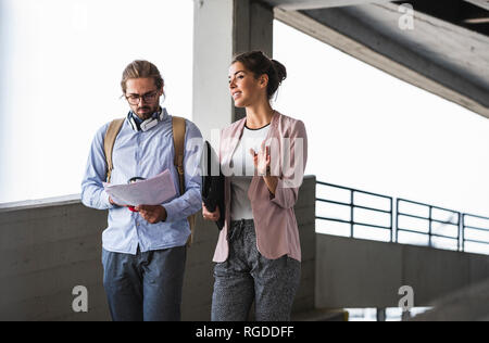 Les jeunes gens d'affaires de l'examen du document sur leur travail à wa Banque D'Images