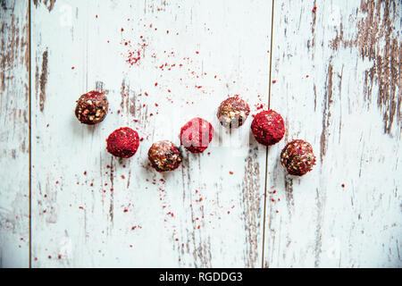 Des boules d'énergie, de la date, de raisin sec et de noix de cajou Banque D'Images