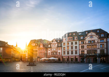 Allemagne, Rhénanie-Palatinat, Mayence, vieille ville, place de la cathédrale contre le soleil Banque D'Images