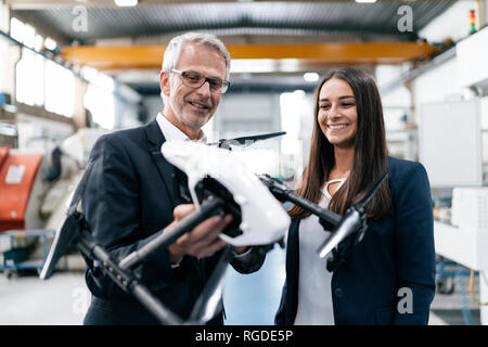 Une femme d'affaires dans l'entreprise de haute technologie, de discuter de la production de drones Banque D'Images