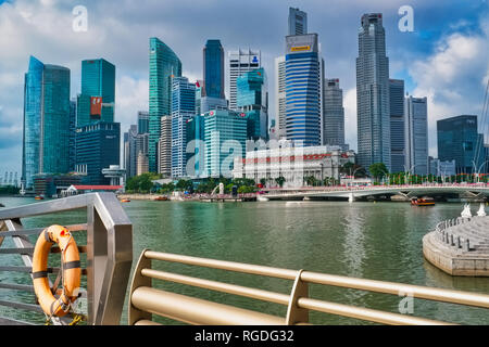 Le Singapour vu dans Marina Bay de : Esplanade ; zone. : Fullerton Hotel, le Merlion et les tours d'habitation du quartier des banques Banque D'Images