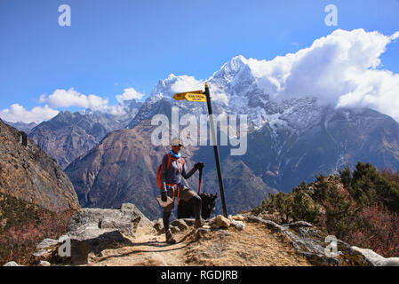 L'Ama Dablam s'élève au-dessus de l'Imja Khola et de la vallée de Khumbu, Népal, région de l'Everest Banque D'Images