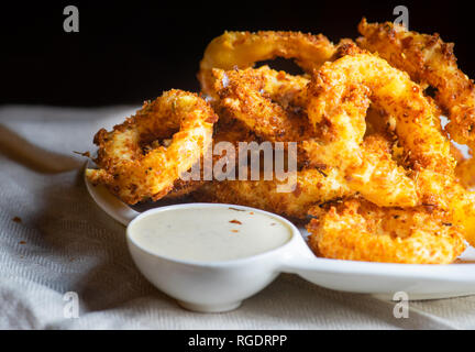 D'oignon d'or sur la table rustique avec la sauce Banque D'Images