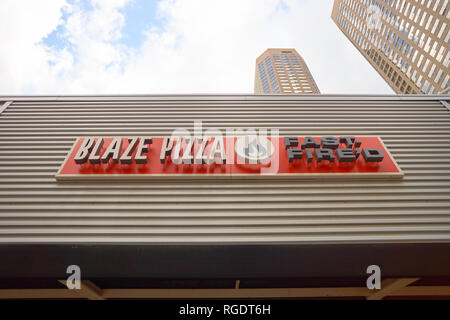 CHICAGO, IL - circa 2016, mars : Blaze Pizza signe. Blaze Pizza LLC est un Pasadena (Californie), à l'intérieur de la chaîne de restauration décontractée restaurants cat Banque D'Images