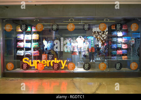 BANGKOK, THAÏLANDE - 21 juin 2015 : à l'intérieur d'un centre commercial à Bangkok. Banque D'Images