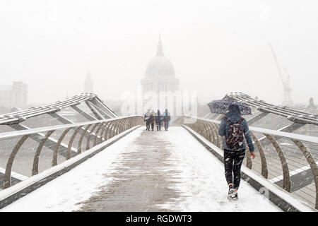 Londres, Royaume-Uni - 1 mars 2018 : St Paul et le pont du Millénaire vu du pont au milieu d'une tempête de neige lors d'un rapide rhume soudain. Banque D'Images