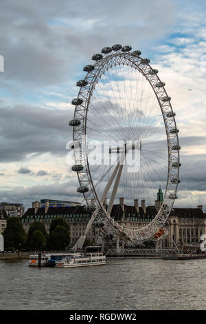 Londres - UK, 2 octobre 2018 : le Coca-cola London Eye à partir de l'Hungerford Bridge. Banque D'Images