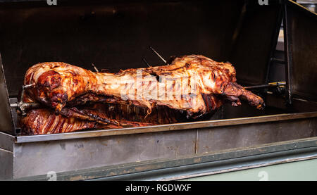 Un spitroast d'un cochon cuit à la nourriture dans le Borough Market Banque D'Images