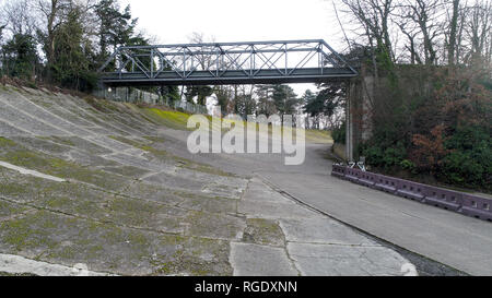 Le reste de la voie béton incliné à Brooklands, le premier circuit de course automobile Banque D'Images