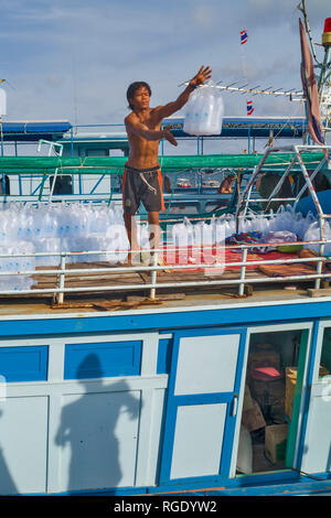 Le déchargement du cargo docker reliant l'île au continent sur la jetée de Mae Haad sur Koh Tao island, Thaïlande Banque D'Images