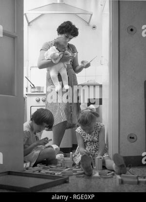 Mère avec enfants, 1961 Banque D'Images