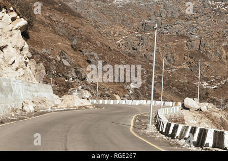 Route Autoroute vue de l'Inde Chine frontière près de Nathu La route de montagne dans les Himalaya, qui relie l'état indien du Sikkim avec China's Tibet, trisect Banque D'Images