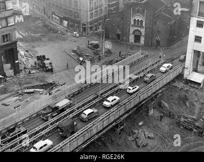 L'Italie, Lombardie, Milan, l'excavation avec pont temporaire Bailey à la station de métro San Babila, 1965 Banque D'Images