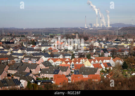 Bottrop, Ruhr, Rhénanie du Nord-Westphalie, Allemagne - Bottrop, ensemble immobilier avec beaucoup de toits solaires, derrière le Scholven power plant, une centrale électrique de Banque D'Images