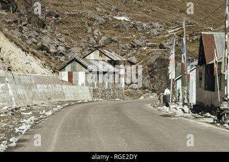 Vue de camp militaire sur une route à côté de la route de col Nathula Inde Chine frontière près de Nathu La col de montagne dans l'Himalaya indien qui relie Banque D'Images