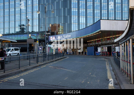 L'entrée de la gare la ville de Leeds sur Nouvelle station street à Leeds, West Yorkshire, Royaume-Uni Banque D'Images