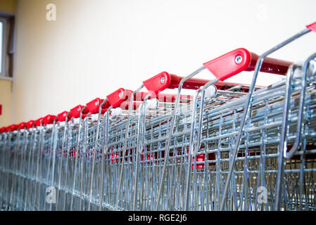 Des chariots alignés ensemble close up . De nombreux paniers vides consécutives. À l'intérieur d'un grand supermarché. Banque D'Images