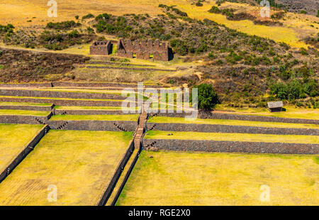 Les ruines Inca et site archéologique de Tipon avec ses magnifiques terrasses de l'agriculture dans la Vallée Sacrée des Incas près de Cusco, Pérou. Banque D'Images