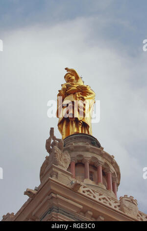 Statue Vierge Marie avec l'enfant le clocher de la cathédrale. Marseille, France Banque D'Images