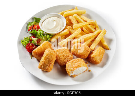 Dutch kibbeling savoureux en-cas ou des portions de taille moyenne des morues pané frit servi avec de la mayonnaise, frites et salade Banque D'Images